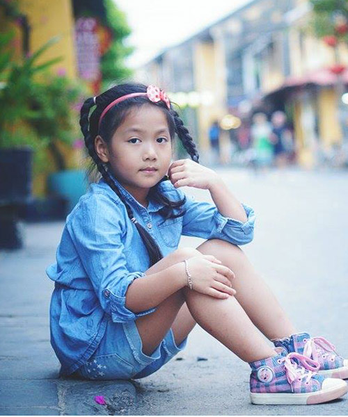 Cô bé #039;điệu#039; nhất #039;Bố ơi#039; đáng yêu tại phố cổ Hội An - 1