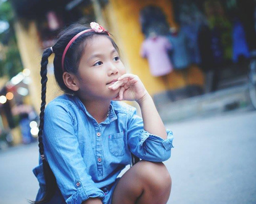 Cô bé #039;điệu#039; nhất #039;Bố ơi#039; đáng yêu tại phố cổ Hội An - 2
