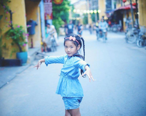 Cô bé #039;điệu#039; nhất #039;Bố ơi#039; đáng yêu tại phố cổ Hội An - 3