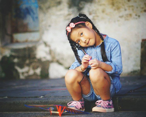 Cô bé #039;điệu#039; nhất #039;Bố ơi#039; đáng yêu tại phố cổ Hội An - 4