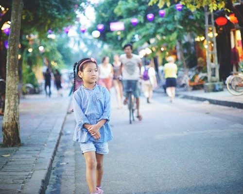 Cô bé #039;điệu#039; nhất #039;Bố ơi#039; đáng yêu tại phố cổ Hội An - 6