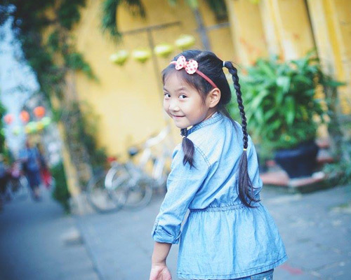 Cô bé #039;điệu#039; nhất #039;Bố ơi#039; đáng yêu tại phố cổ Hội An - 8