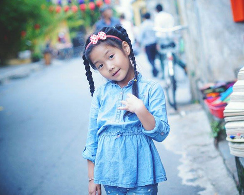 Cô bé #039;điệu#039; nhất #039;Bố ơi#039; đáng yêu tại phố cổ Hội An - 10