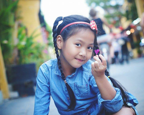 Cô bé #039;điệu#039; nhất #039;Bố ơi#039; đáng yêu tại phố cổ Hội An - 9