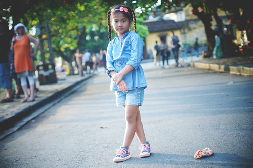 Cô bé #039;điệu#039; nhất #039;Bố ơi#039; đáng yêu tại phố cổ Hội An - 12