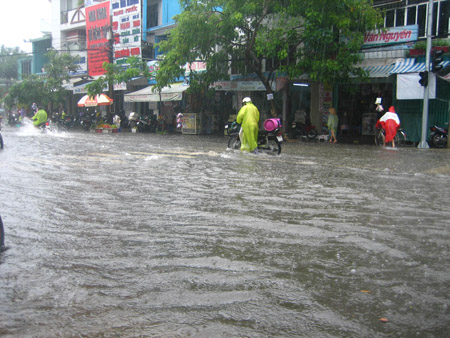 Mưa lũ miền Trung làm 7 người chết và mất tích - 1