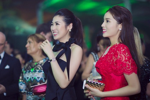 Á hậu Tú Anh đọ sắc cùng Hoa hậu Kỳ Duyên - 1