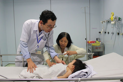 Cứu sống bé 10 tháng tuổi “ngã cắm đầu” vào xô nước gần 10 phút - 1