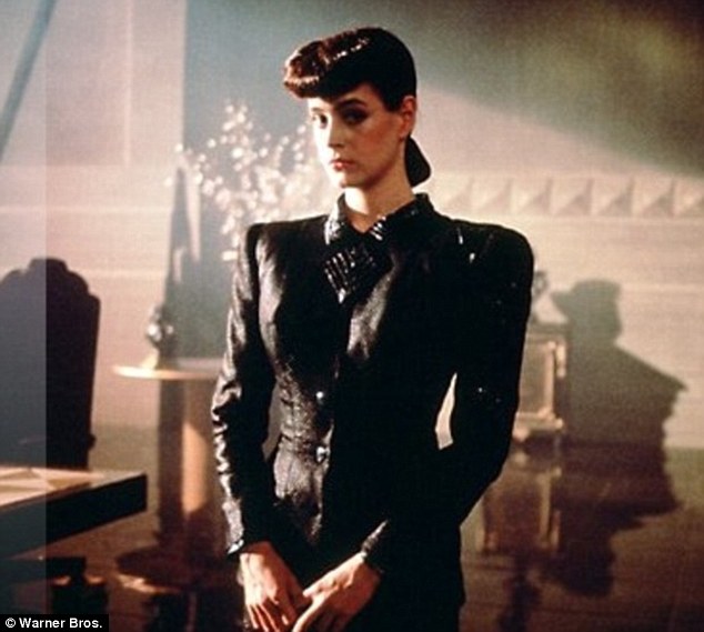 Jennifer Lawrence diện váy xẻ táo bạo trên thảm đỏ - 10