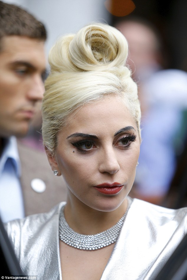 Jennifer Lawrence diện váy xẻ táo bạo trên thảm đỏ - 9