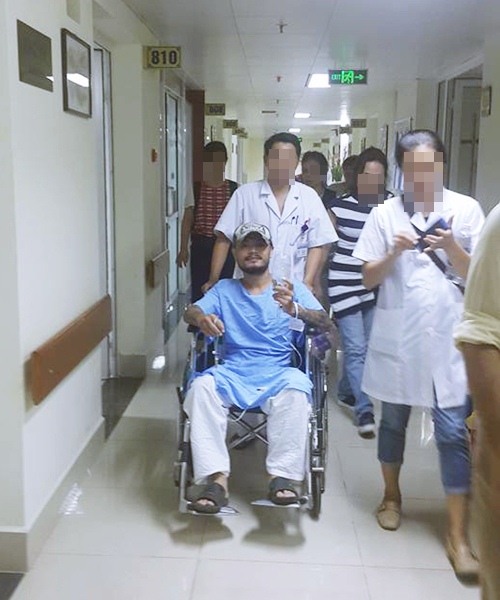 Trần Lập ngồi xe lăn, bình tĩnh trước giờ phẫu thuật - 1