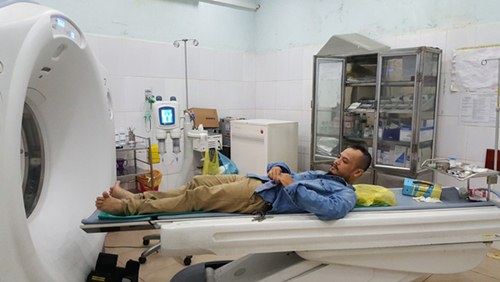 Trần Lập ngồi xe lăn, bình tĩnh trước giờ phẫu thuật - 5