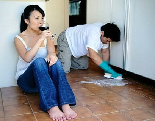 Khổ vì chồng quá đam mê việc nhà - 1