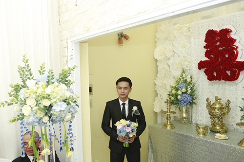 Văn Anh vui sướng bế bổng cô dâu Tú Vi - 18