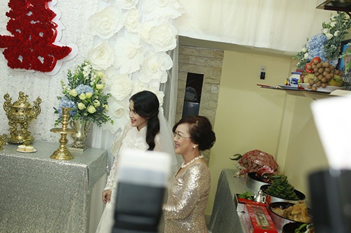 Văn Anh vui sướng bế bổng cô dâu Tú Vi - 17