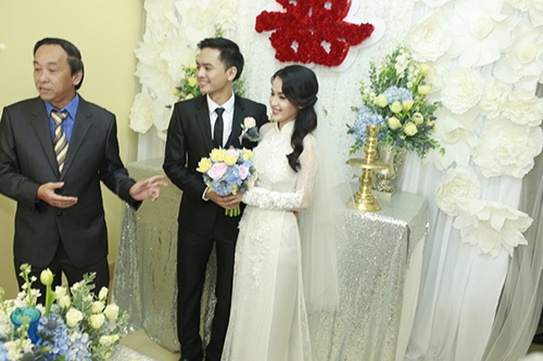 Văn Anh vui sướng bế bổng cô dâu Tú Vi - 15