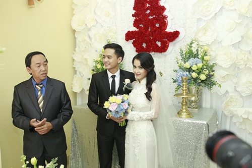 Văn Anh vui sướng bế bổng cô dâu Tú Vi - 16