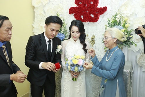 Văn Anh vui sướng bế bổng cô dâu Tú Vi - 11