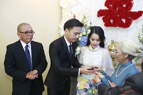 Văn Anh vui sướng bế bổng cô dâu Tú Vi - 10