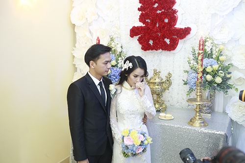 Văn Anh vui sướng bế bổng cô dâu Tú Vi - 12