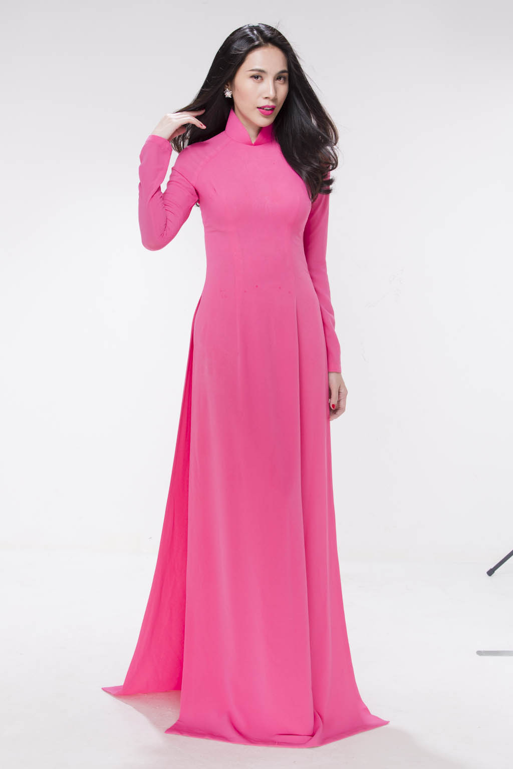 Thuỷ Tiên diện áo dài kín đáo sau MV mới - 2