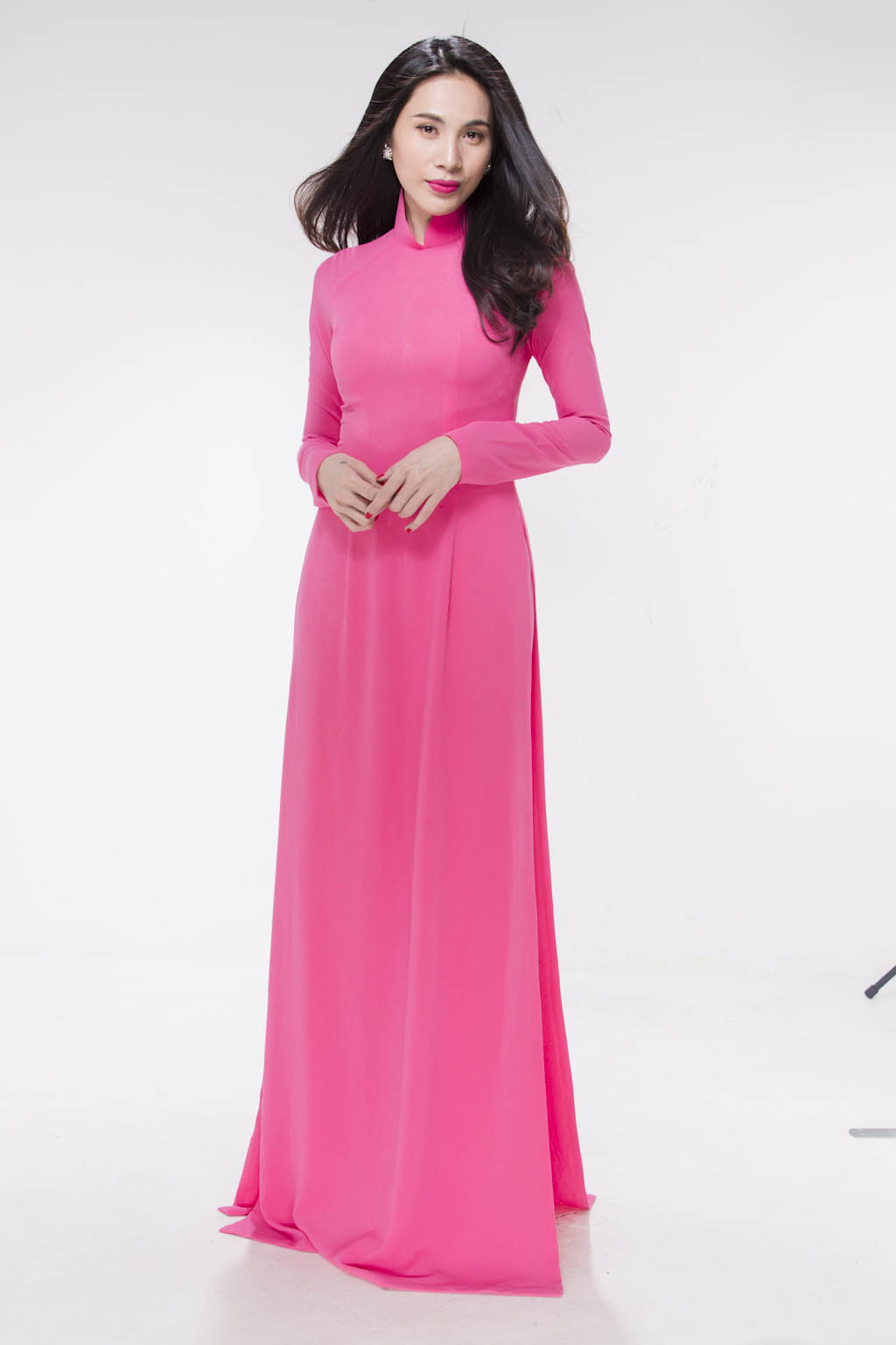 Thuỷ Tiên diện áo dài kín đáo sau MV mới - 1