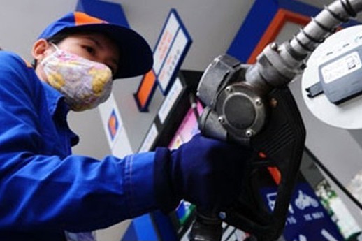 Giảm giá xăng dầu, người dân quot;mừng hụtquot; - 2