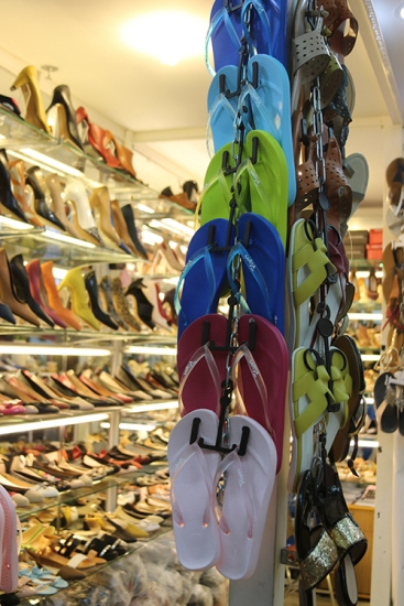 Gặp quot;người hùngquot; cứu cánh đôi chân phái đẹp Sài Gòn mùa mưa - 2