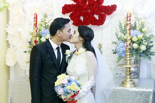 Văn Anh vui sướng bế bổng cô dâu Tú Vi - 8