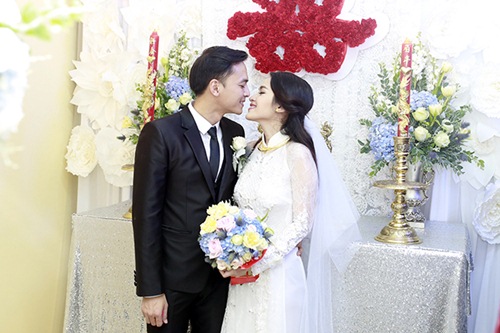 Văn Anh vui sướng bế bổng cô dâu Tú Vi - 9