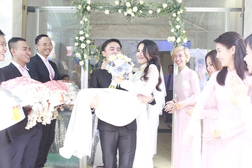 Văn Anh vui sướng bế bổng cô dâu Tú Vi - 4