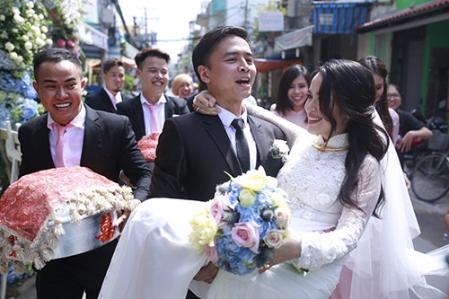 Văn Anh vui sướng bế bổng cô dâu Tú Vi - 7