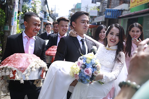 Văn Anh vui sướng bế bổng cô dâu Tú Vi - 5