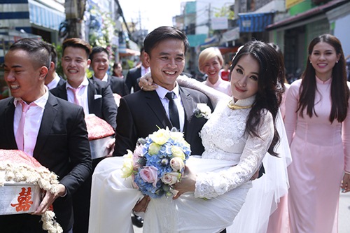 Văn Anh vui sướng bế bổng cô dâu Tú Vi - 6