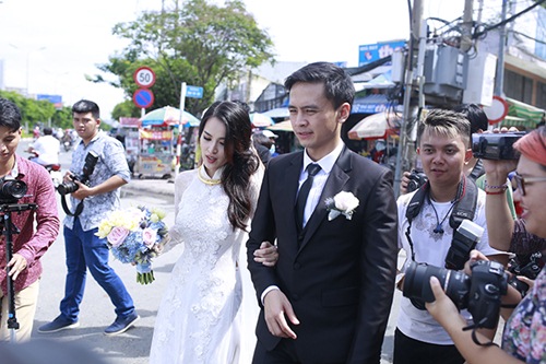 Văn Anh vui sướng bế bổng cô dâu Tú Vi - 1