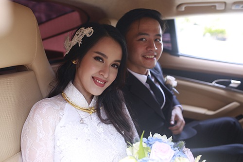 Văn Anh vui sướng bế bổng cô dâu Tú Vi - 3