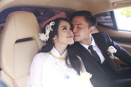Văn Anh vui sướng bế bổng cô dâu Tú Vi - 2