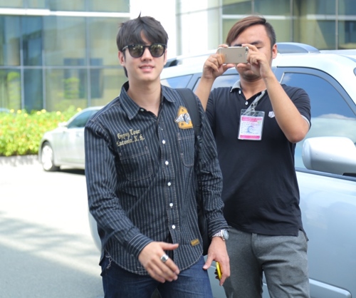 Mỹ nam quot;Tình người duyên maquot; giản dị đến Việt Nam - 6