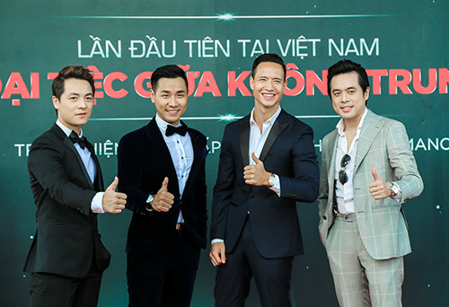 MC Nguyên Khang cầm tay Mai Phương Thúy trong sự kiện - 9