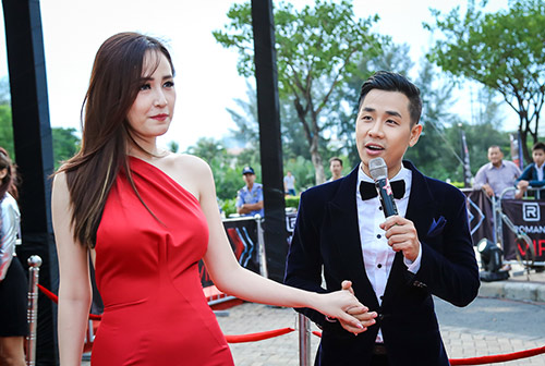 MC Nguyên Khang cầm tay Mai Phương Thúy trong sự kiện - 2