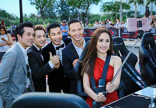 MC Nguyên Khang cầm tay Mai Phương Thúy trong sự kiện - 3