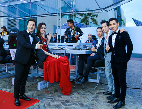 MC Nguyên Khang cầm tay Mai Phương Thúy trong sự kiện - 5