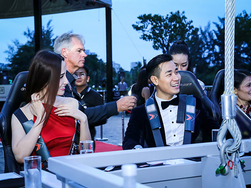 MC Nguyên Khang cầm tay Mai Phương Thúy trong sự kiện - 6