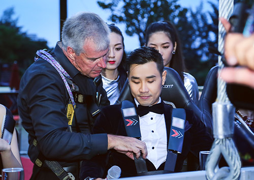 MC Nguyên Khang cầm tay Mai Phương Thúy trong sự kiện - 8