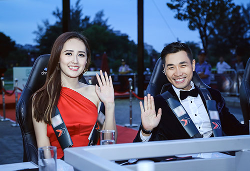 MC Nguyên Khang cầm tay Mai Phương Thúy trong sự kiện - 1