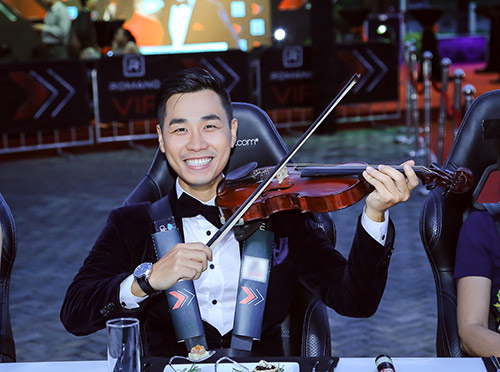 MC Nguyên Khang cầm tay Mai Phương Thúy trong sự kiện - 7