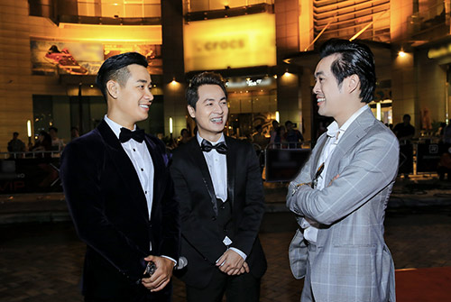 MC Nguyên Khang cầm tay Mai Phương Thúy trong sự kiện - 4