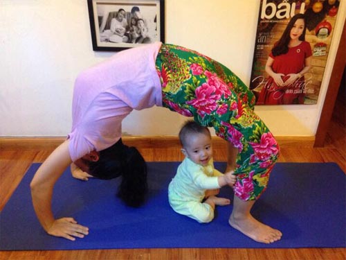 Ốc Thanh Vân tập yoga cùng con trai quot;đốn timquot; fans - 1