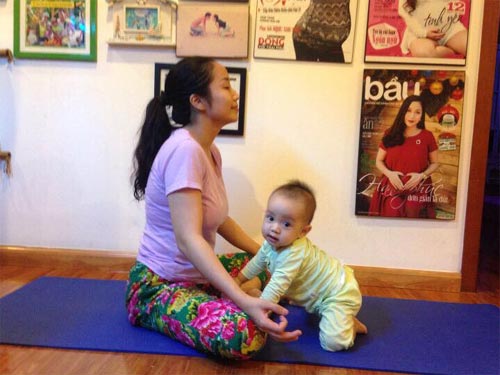 Ốc Thanh Vân tập yoga cùng con trai quot;đốn timquot; fans - 3