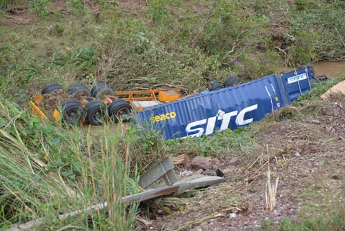 2 xe container tông nhau kinh hoàng, văng xuống vực sâu - 1